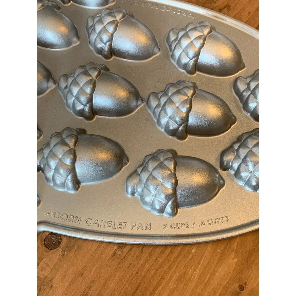 Nordic Ware USA Cast Aluminum ACORN CAKELET PAN 2 Cup Capacity 18 Cavities